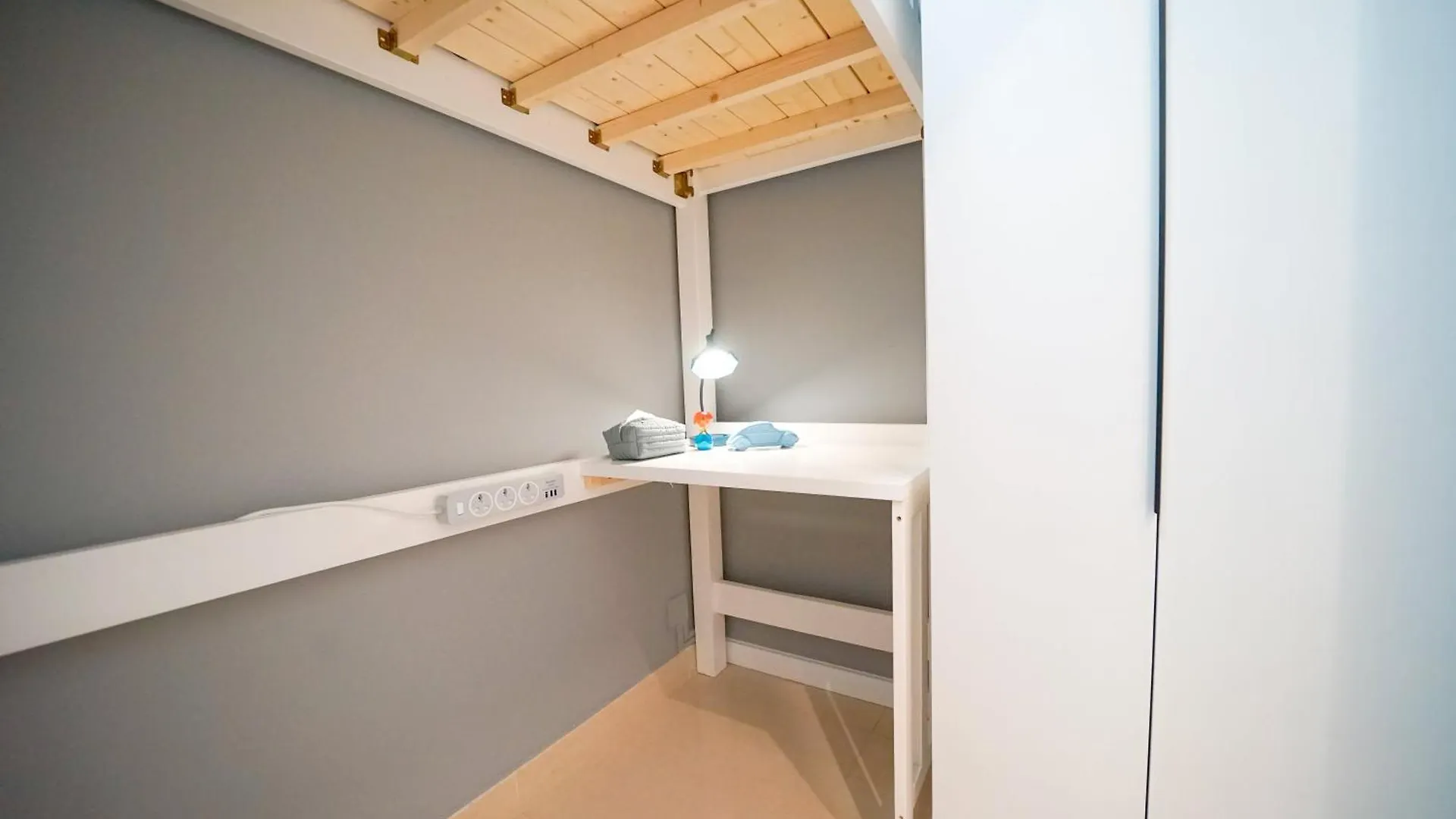 Student Accommodation - 294 Hennessy Road Hong Kong Homestay