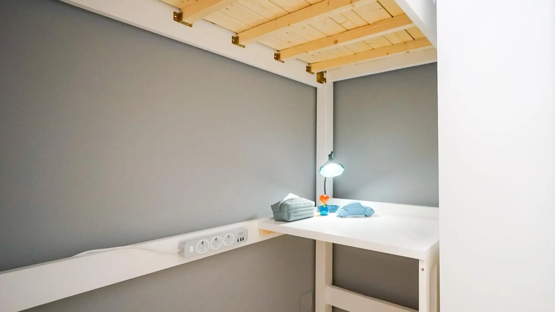 Student Accommodation - 294 Hennessy Road Hong Kong Homestay